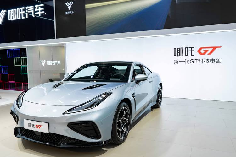 成都344哪吒汽车在智能汽车领域的表现，领途汽车在新能源汽车市场中的影响力